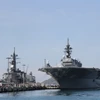 Hai tàu thuộc lực lượng Tự vệ trên biển Nhật Bản sau khi cập cảng quốc tế Cam Ranh. (Ảnh: Tiên Minh/TTXVN)