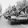 Hàng vạn người dân Thủ đô Phnom Penh lưu luyến tiễn đưa các chiến sĩ Quân đoàn 4 - Binh đoàn Cửu Long quân tình nguyện Việt Nam hoàn thành nghĩa vụ quốc tế, lên đường trở về nước, sáng 3/5/1983. (Ảnh: TTXVN)