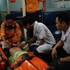 Chăm sóc y tế cho nạn nhân khi được đưa lên tàu SAR 412. (Ảnh: TTXVN)