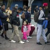 Người di cư tới cửa khẩu El Chaparral thuộc thành phố biên giới Tijuana, Mexico để xin đăng ký tị nạn ở Mỹ. (Nguồn: AFP/TTXVN)