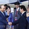 Các quan chức Chính phủ Nhật Bản đón Thủ tướng Chính phủ Nguyễn Xuân Phúc và Phu nhân tại Sân bay quốc tế Kansai, Osaka. (Ảnh: Thống Nhất/TTXVN) 
