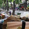 Sáng 4/7, rác sinh hoạt xếp hàng dài trên phố Lò Đúc. (Ảnh: Thanh Tùng/TTXVN)