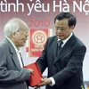 Ông Phạm Quang Nghị-Bí thư Thành uỷ Hà Nội trao giải "Bùi Xuân Phái-Vì tình yêu Hà Nội" năm 2010 cho nhà văn Tô Hoài. (Ảnh: Nhật Anh/TTXVN)