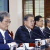 Tổng thống Hàn Quốc Moon Jae-in (thứ 2, trái) chủ trì cuộc họp gồm các quan chức cấp cao của Phủ Tổng thống Hàn Quốc tại Seoul ngày 8/7/2019. (Ảnh: Yonhap/TTXVN) 
