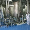 Kỹ thuật viên Iran kiểm tra các thiết bị tại cơ sở làm giàu urani Isfahan ở cách thủ đô Tehran 420km về phía nam. (Ảnh: AFP/TTXVN) 