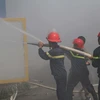 Lực lượng cứu hỏa khẩn trương dập lửa. (Ảnh: Trịnh Duy Hưng/TTXVN)