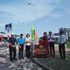 Nghi thức lễ gắn biển công trình chào mừng kỷ niệm 90 năm Ngày thành lập công đoàn Việt Nam (28/7/1929-28/7/2019) cho cầu Bắc Linh Đàm. (Ảnh: Tuyết Mai/TTXVN)