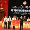 Chủ tịch Ủy ban Trung ương Mặt trận Tổ quốc Việt Nam Trần Thanh Mẫn trao Cờ thi đua của Chính phủ cho thường trực Ủy ban MTTQ Việt Nam tỉnh Thái Nguyên. (Ảnh: Hoàng Nguyên/TTXVN)