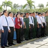 Chủ tịch Quốc hội Nguyễn Thị Kim Ngân dâng hương tưởng niệm các anh hùng liệt sỹ tại Vĩnh Long. (Ảnh: Trọng Đức/TTXVN)