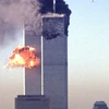 Khói lửa bốc lên từ một trong hai tòa tháp đôi của Trung tâm Thương mại thế giới sau khi bị tấn công khủng bố bằng máy bay ở New York, Mỹ ngày 11/9/2001. (Ảnh: AFP/TTXVN)