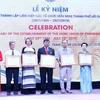 Bà Nguyễn Phương Nga, Chủ tịch Liên hiệp các tổ chức hữu nghị Việt Nam (VUFO - ngoài cùng bên trái) trao tặng Bằng khen của VUFO cho đại diện một số tổ chức thuộc Liên hiệp các tổ chức hữu nghị Thành phố Hồ Chí Minh. (Ảnh: Xuân Khu/TTXVN)