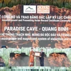 Đại diện Hội đồng Kỷ lục Châu Á trao bằng chứng nhận xác lập kỷ lục Động Thiên Đường là Hang động có hệ thống thạch nhũ, măng đá độc đáo và tráng lệ nhất Châu Á. (Ảnh: TTXVN)