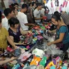 Khách tham quan và mua sản phẩm tại tuần lễ hàng Thái Lan năm 2016. (Ảnh: Tuấn Anh/TTXVN)