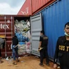 Nhân viên Hải quan Indonesia kiểm tra container chứa rác thải nhựa tại cảng Batu Ampar ở Batam, ngày 15/6/2019. (Ảnh: AFP/TTXVN)