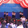 Tiết mục biểu diễn văn nghệ của các em học sinh tại lễ bế giảng ở trường Tiểu học Hữu nghị Khmer-Việt Nam Tân Tiến. (Ảnh: Trần Long/Vietnam+)