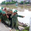 Các lực lượng chức năng di dời quả bom tại khu vực cầu mới sông Tam Bạc, khu vực phường Hạ Lý, quận Hồng Bàng tới nơi hủy nổ. (Ảnh: An Đăng/TTXVN)