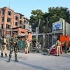 Binh sỹ bán quân sự Ấn Độ tuần tra trong thời gian áp đặt lệnh giới nghiêm tại Srinagar, thủ phủ mùa Hè thuộc bang Jammu-Kashmir do Ấn Độ kiểm soát ngày 5/8/2019. (Ảnh: AFP/TTXVN)