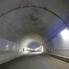 Công trình hầm Hải Vân được mở rộng từ hầm lánh nạn với quy mô 4 làn xe và mở rộng cầu, đường dẫn quy mô 4 làn xe, dự kiến sẽ thông xe vào quý 4/2020. (Ảnh: Huy Hùng/TTXVN)
