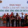 Lãnh đạo tỉnh Bắc Ninh và Hội Mỹ thuật Việt Nam trao giải cho các tác giả. (Ảnh: Đinh Văn Nhiều/TTXVN)