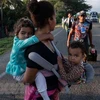Trẻ em di cư trong hành trình tới Mỹ cùng cha mẹ, tại bang Oaxaca, Mexico ngày 1/11/2018. (Ảnh: AFP/ TTXVN)