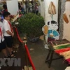 Học sinh tham quan không gian trưng bày 'Tết Đoan Ngọ xưa và nay tại Hoàng thành Thăng Long. (Ảnh: Thanh Tùng/TTXVN)