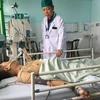 Bệnh nhân Nguyễn Minh Thắng đang được theo dõi, điều trị tại Bệnh viện đa khoa khu vực Định Quán. (Ảnh: Lê Xuân/TTXVN)