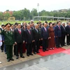 Lãnh đạo Đảng và Nhà nước vào Lăng viếng Chủ tịch Hồ Chí Minh. (Ảnh: Doãn Tấn/TTXVN)