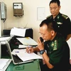 Thượng úy Dương Văn Hòa, Nhân viên báo vụ Đồn Biên phòng cửa khẩu Cảng Gianh liên lạc với tàu QB91124TS. (Ảnh: Võ Dung/TTXVN)
