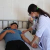 Thăm khám cho bệnh nhân bị sốt xuất huyết tại bệnh viện Lê Lợi, thành phố Vũng Tàu. (Ảnh: Hoàng Nhị/TTXVN)