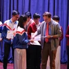 Giáo sư Odon Vallet trao học bổng cho các em học sinh tại thành phố Đà Lạt. (Ảnh: Nguyễn Dũng/TTXVN)