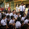 Bộ trưởng Phùng Xuân Nhạ với học sinh Trường tiểu học Tân Hóa, huyện Minh Hóa, tỉnh Quảng Bình. (Ảnh: Văn Tý/TTXVN)