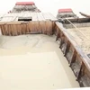 Tang vật một vụ khai thác cát trái phép trên sông Đồng Nai. (Ảnh: Công Phong/TTXVN) 