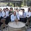 Thủ tướng Nguyễn Xuân Phúc dâng hương tại Nghĩa trang liệt sỹ quốc gia Trường Sơn. (Ảnh: Thống Nhất/TTXVN)