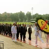Đoàn đại biểu dự Đại hội đại biểu toàn quốc Mặt trận Tổ quốc Việt Nam lần thứ IX đến đặt vòng hoa và vào Lăng viếng Chủ tịch Hồ Chí Minh. (Ảnh: Nguyễn Dân/TTXVN)
