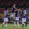 Các cầu thủ Hà Nội FC ăn mừng bàn thăng sau pha ghi bàn của tiền vệ Quang Hải, trong trận đấu với Viettel, tối 15/9. (Ảnh: Trọng Đạt/TTXVN)