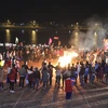 Vòng xòe của người dân tộc Thái ở Mường Lay mỗi dịp lễ hội. (Ảnh: Xuân Tư/TTXVN)