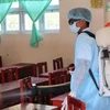 Ngành chức năng huyện U Minh tiến hành phun thuốc tiêu độc, khử trùng tại trường tiểu học Nguyễn Văn Huyên. (Nguồn: TTXVN)