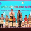 Phó Chủ tịch nước Đặng Thị Ngọc Thịnh trao quà cho các em thiếu nhi có hoàn cảnh đặc biệt khó khăn tại Ngày hội. (Ảnh: Trần Lê Lâm/TTXVN)