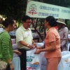 Anh Đỗ Thanh Hải trong một buổi tặng quà từ thiện cho người nghèo tại Bà Rịa-Vũng Tàu. (Ảnh: TTXVN)
