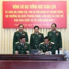 Đại tướng Ngô Xuân Lịch chứng kiến Lễ ký biên bản bàn giao Tư lệnh Quân khu 1. (Ảnh: TTXVN)