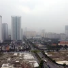Hà Nội vừa trải qua mấy cơn mưa nhưng bầu trời vẫn mờ mịt trong làn khói. Bầu không khí tại khu vực quận Cầu Giấy vào lúc 11h ngày 4/10/2019. (Ảnh: Huy Hùng/TTXVN)