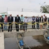 Các đại biểu tham quan khu vực xử lý nước thả của Nhà máy xử lý nước thải thành phố Long Xuyên. (Ảnh: Công Mạo/TTXVN)