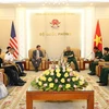 Thượng tướng Nguyễn Chí Vịnh, Thứ trưởng Bộ Quốc phòng tiếp ông Randall Schriver, Trợ lý Bộ trưởng Quốc phòng Hoa Kỳ phụ trách các vấn đề an ninh Ấn Độ Dương-Thái Bình Dương. (Ảnh: Minh Tuấn/TTXVN)