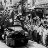 Đại đoàn quân Giải phóng từ các cửa ô tiến vào giải phóng Thủ đô ngày 10/10/1954. (Ảnh: Tư liệu TTXVN) 