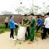 Chiến sỹ cùng đoàn viên thanh niên địa phương thực hiện vệ sinh môi trường đường làng, ngõ xóm. Ảnh minh họa. (Ảnh: Tiến Thành/Vietnam+)