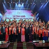 63 nông dân Việt Nam xuất sắc chụp ảnh lưu niệm với các đồng chí lãnh đạo Đảng, Nhà nước. (Ảnh: Danh Lam/TTXVN)
