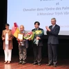 Ngài Nicolas Warnery, Đại sứ Pháp tại Việt Nam trao tặng Huân chương Hiệp sỹ Văn học và Nghệ thuật cho ông Ngô Tự Lập, Viện trưởng Viện Quốc tế Pháp ngữ (thứ 2 từ trái sang) và Huân chương Hiệp sỹ Cành cọ Hàn Lâm cho phó giáo sư, tiến sỹ Trịnh Văn Minh, G