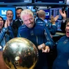Tỷ phú Richard Branson - nhà sáng lập công ty du lịch không gian Virgin Galactic rung chuông đánh dấu phiên giao dịch đầu tiên của doanh nghiệp này trên sàn chứng khoán New York. (Nguồn: AFP/Getty)
