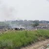 Các loại chất thải, phế liệu ở xã Tề Lỗ không bán được bị người dân đốt hủy gần khu dân cư gây ô nhiễm môi trường. (Ảnh: Nguyễn Trọng Lịch/TTXVN) 