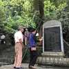 Bia tưởng niệm 8 liệt sỹ thanh niên xung phong và 5 liệt sỹ pháo binh trước Hang Tám Cô, tỉnh Quảng Bình. (Nguồn: vpub.quangbinh.gov.vn)